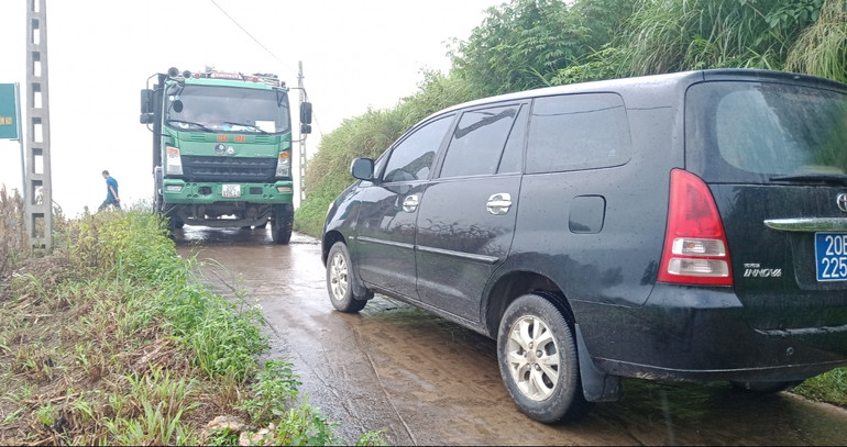 Nhiều tuyến đường liên xã trên địa bàn tỉnh Thái Nguyên nhỏ, hẹp, ô-tô không thể tránh nhau.
