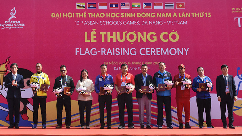 Ban tổ chức trao tặng quà lưu niệm và linh vật voọc chà vá chân nâu cho các Đoàn tham dự Đại hội. (Ảnh ANH ĐÀO)