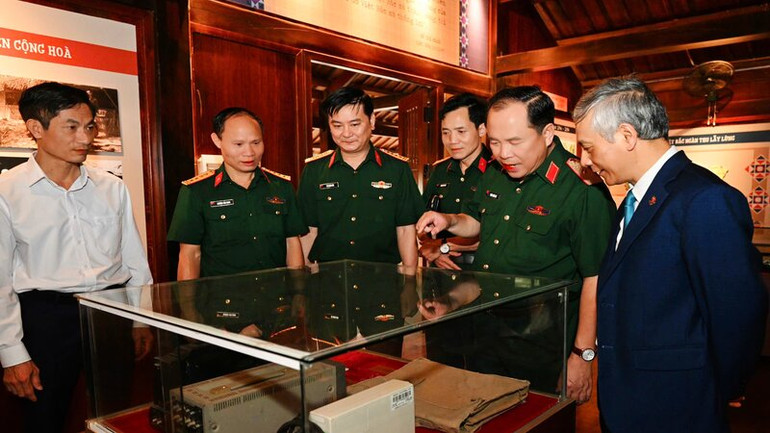 Các đại biểu tham quan tư liệu, hiện vật tại Di tích lịch sử quốc gia Trường dạy làm báo Huỳnh Thúc Kháng.