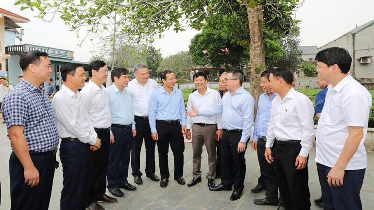 Lãnh đạo Hội Nhà Báo Việt Nam trao đổi nghiệp vụ trong chương trình về nguồn.