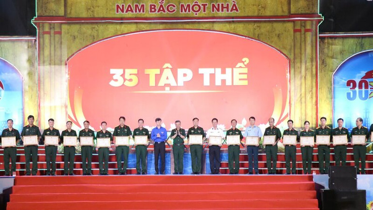 Chương trình nghệ thuật “Viết tiếp bản hùng ca toàn thắng” và trao giải Cuộc thi tìm hiểu 50 năm giải phóng miền nam ảnh 2