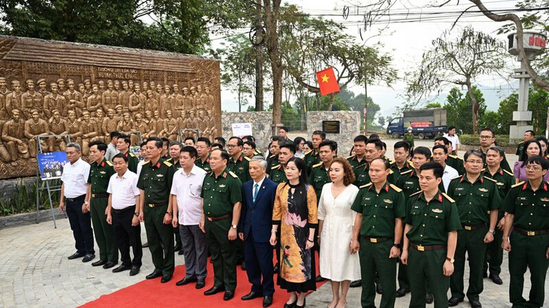 Các đại biểu dâng hương tưởng nhớ các giảng viên, học viên Trường dạy làm báo Huỳnh Thúc Kháng.