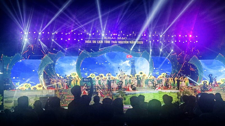 Chương trình nghệ thuật “Thái Nguyên khát vọng vươn mình” tại khai mạc mùa du lịch Thái Nguyên năm 2025.