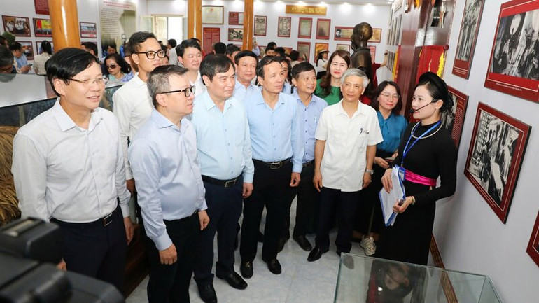 Các đại biểu tham quan Di tích lịch sử quốc gia Trường dạy làm báo Huỳnh Thúc Kháng.