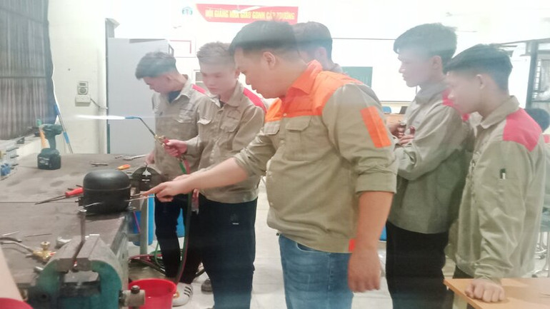 Bộ đội xuất ngũ học nghề điện lạnh tại Trường cao đẳng nghề số I.