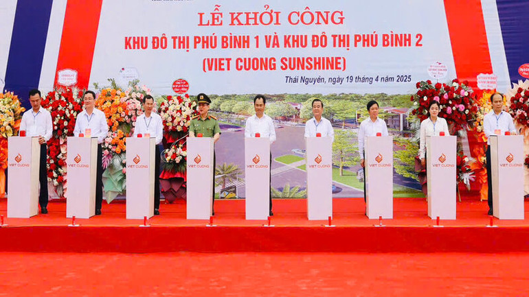 Đồng chí Trịnh Việt Hùng, Ủy viên dự khuyết Trung ương Đảng, Bí thư Tỉnh ủy Thái Nguyên cùng các đại biểu khởi công Dự án Khu đô thị Phú Bình 1 và Dự án Khu đô thị Phú Bình 2.