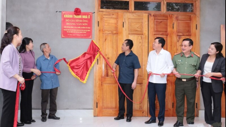 Các đại biểu và người dân dự lễ khánh thành một công trình nhà ở được xây mới trong chương trình.