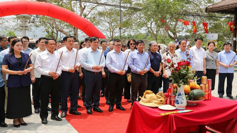 Đồng chí Lê Quốc Minh và đoàn dâng hương tưởng nhớ các học viên Trường dạy làm báo Huỳnh Thúc Kháng.