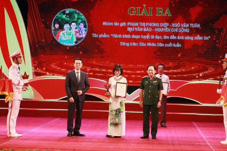 Tác giả Phong Điệp thay mặt nhóm tác giả Báo Nhân Dân cuối tuần nhận giải Ba.