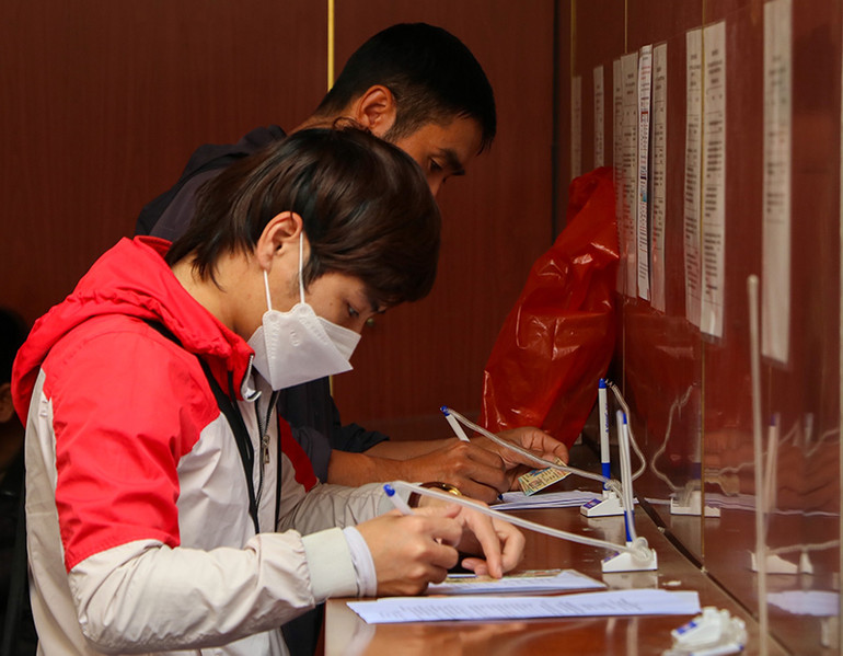 Do những vướng mắc trong nộp hồ sơ đổi giấy phép lái xe trực tuyến cấp độ 3, 4, nhiều người dân vẫn đến trực tiếp làm thủ tục cấp, đổi giấy phép lái xe tại địa chỉ 16 Cao Bá Quát, quận Ba Đình của Sở Giao thông vận tải Hà Nội. (Ảnh: Nhật Quang) Do những vướng mắc trong nộp hồ sơ đổi giấy phép lái xe trực tuyến cấp độ 3, 4, nhiều người dân vẫn đến trực tiếp làm thủ tục cấp, đổi giấy phép lái xe tại địa chỉ 16 Cao Bá Quát, quận Ba Đình của Sở Giao thông vận tải Hà Nội. (Ảnh: Nhật Quang)