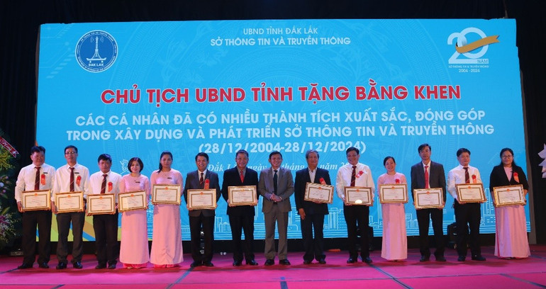 Các cá nhân nhận Bằng khen của Chủ tịch UBND tỉnh Đắk Lắk do có thành tích xuất sắc trong dịp Kỷ niệm 20 năm ngày thành lập Sở Thông tin và Truyền thông tỉnh Đắk Lắk.