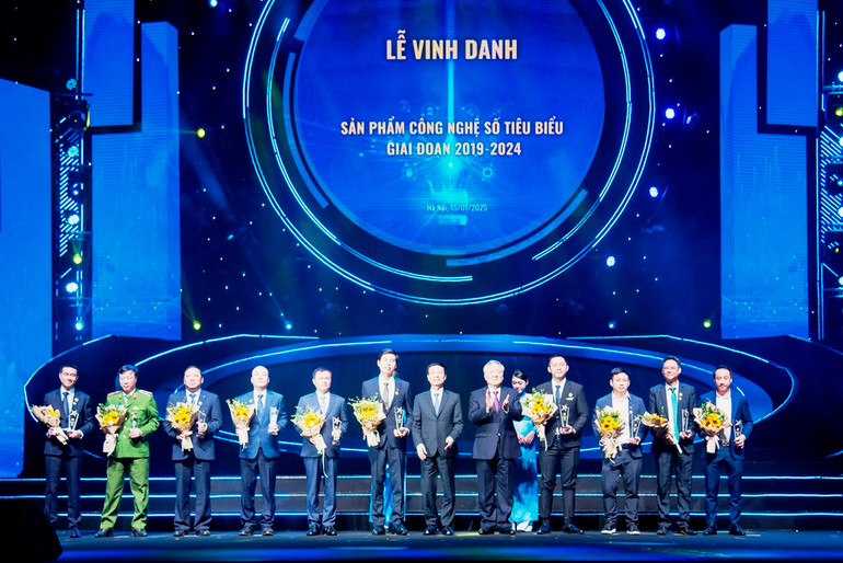 Ông Lê Hồng Việt, Tổng giám đốc FPT Smart Cloud, Tập đoàn FPT (thứ ba từ trái sang) nhận kỷ niệm chương vinh danh FPT.AI - Sản phẩm công nghệ số tiêu biểu Make in Viet Nam giai đoạn 2018-2024. Ông Lê Hồng Việt, Tổng giám đốc FPT Smart Cloud, Tập đoàn FPT (thứ ba từ trái sang) nhận kỷ niệm chương vinh danh FPT.AI - Sản phẩm công nghệ số tiêu biểu Make in Viet Nam giai đoạn 2018-2024.