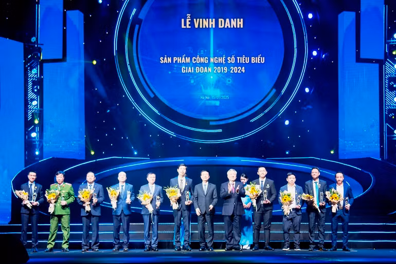 Ông Lê Hồng Việt, Tổng giám đốc FPT Smart Cloud, Tập đoàn FPT (thứ ba từ trái sang) nhận kỷ niệm chương vinh danh FPT.AI - Sản phẩm công nghệ số tiêu biểu Make in Viet Nam giai đoạn 2018-2024.