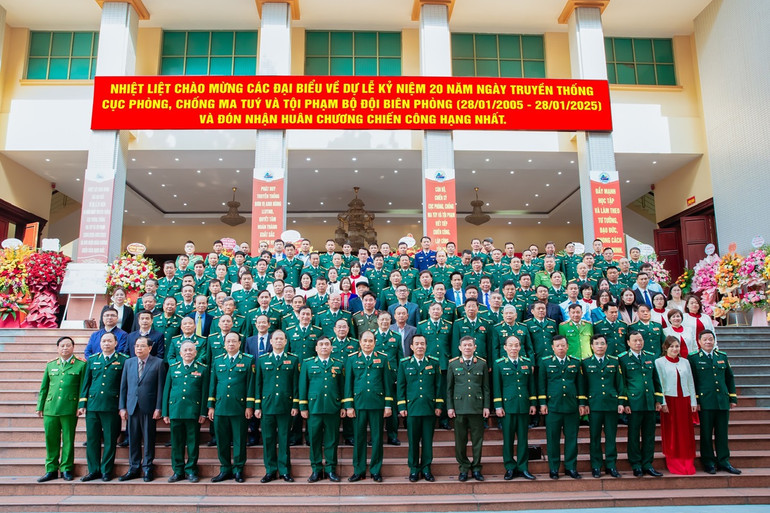 Các đại biểu tham dự Lễ kỷ niệm chụp ảnh lưu niệm.