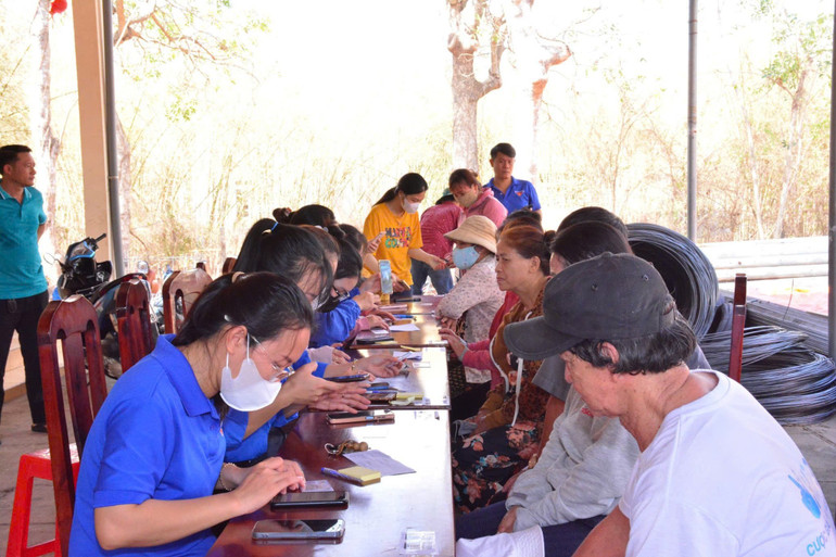 Hỗ trợ người dân xã Hòa Long cài đặt ứng dụng chữ ký số (VNPT SmartCA) trên điện thoại thông minh.