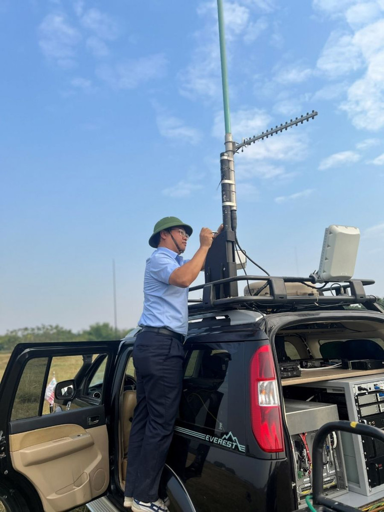 Cán bộ diễn tập kết nối tín hiệu xe Thông tin cơ động đến xe Thông tin chỉ huy.