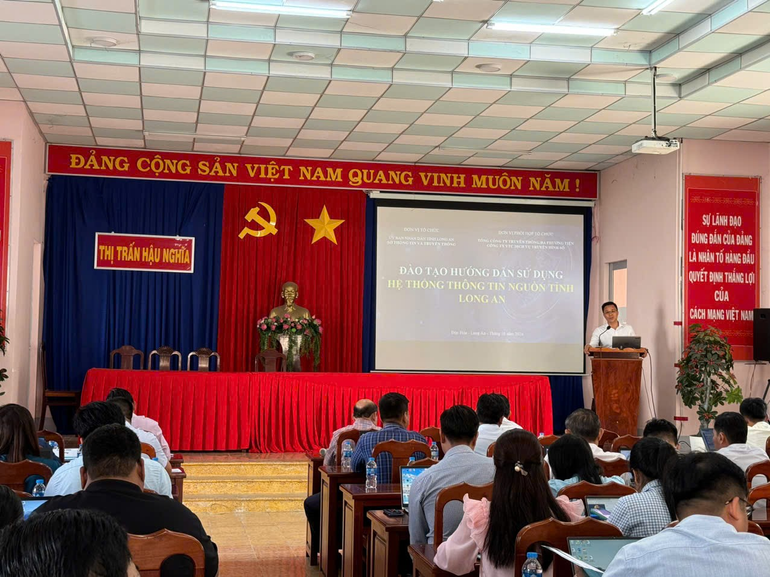 Quang cảnh lớp tập huấn sử dụng hệ thống thông tin nguồn tại huyện Đức Hòa, tỉnh Long An.