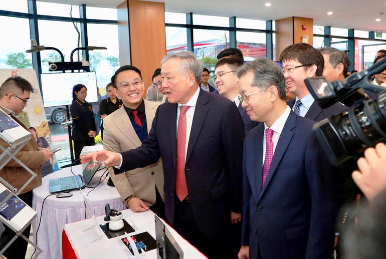 Phó Thủ tướng Thường trực Chính phủ Nguyễn Hòa Bình ghé thăm gian hàng FPT.