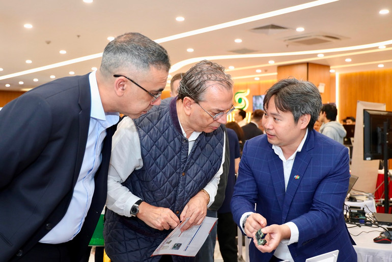 Đại diện FPT giới thiệu về sản phẩm chip Made by FPT.