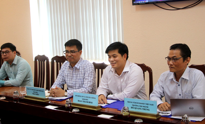 Lãnh đạo Sở Thông tin và Truyền thông, VNNIC, iNET trao đổi với cơ quan báo, đài về “Điểm đăng ký tên miền quốc gia .vn tại Đồng Tháp”.