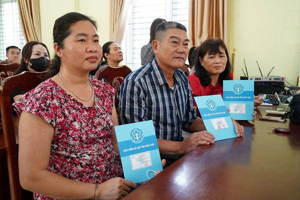 Trao tặng sổ bảo hiểm xã hội, thẻ bảo hiểm y tế cho người dân ở thành phố Bắc Kạn, tỉnh Bắc Kạn. (Ảnh: VSS)