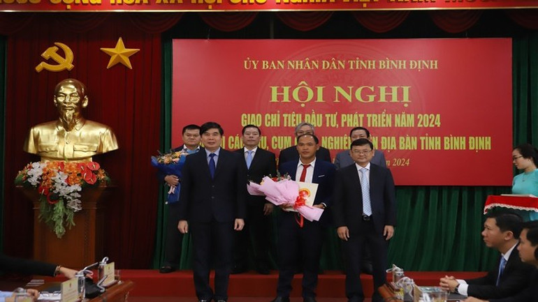 Đại diện lãnh đạo tỉnh trao Quyết định cho các chủ doanh nghiệp, nhà đầu tư. Đại diện lãnh đạo tỉnh trao Quyết định cho các chủ doanh nghiệp, nhà đầu tư.