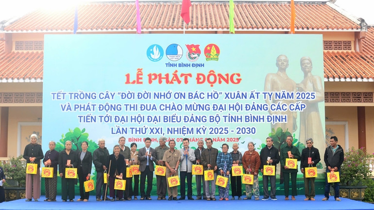 Trao tặng quà cho các gia đình chính sách.