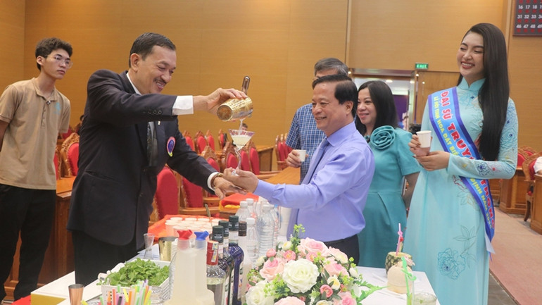Phó Chủ tịch Ủy ban nhân dân tỉnh Bình Định Nguyễn Tuấn Thanh thưởng thức cocktail do ông Võ Tấn Sỹ pha chế.