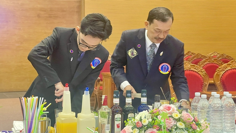 Ông Võ Tấn Sỹ, Chủ tịch Hội Bartenders Sài Gòn biểu diễn pha chế cocktail từ rượu Bàu Đá Bình Định.