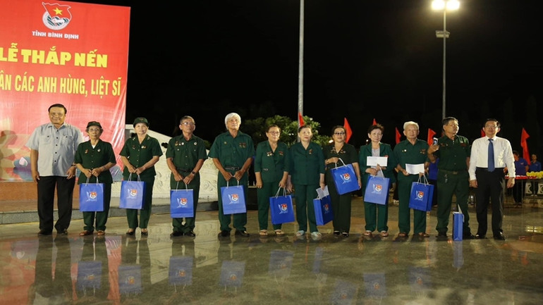 Lãnh đạo Tỉnh ủy Bình Định tặng quà tri ân các cựu chiến binh, thanh niên xung phong.