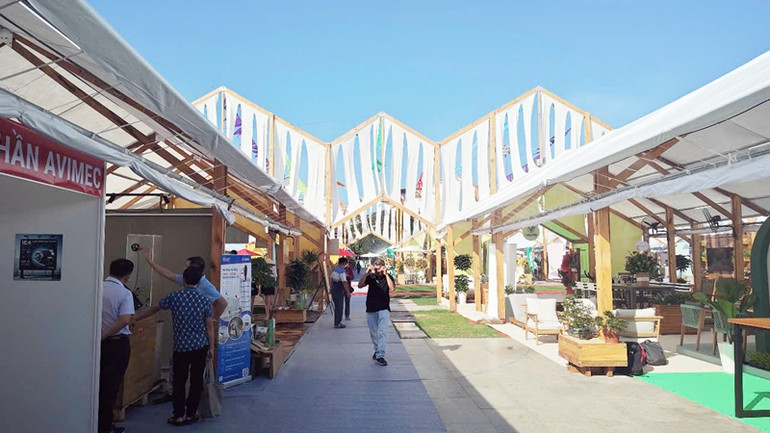 Hội chợ là cơ hội cho các doanh nghiệp trong và ngoài nước giao lưu, quảng bá sản phẩm rộng rãi ra thị trường quốc tế. Hội chợ là cơ hội cho các doanh nghiệp trong và ngoài nước giao lưu, quảng bá sản phẩm rộng rãi ra thị trường quốc tế.