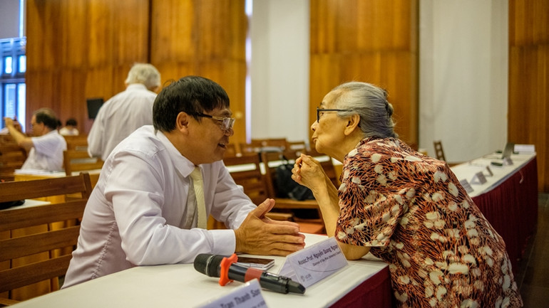 Các nhà khoa học trao đổi niềm đam mê khoa học tại buổi lễ.