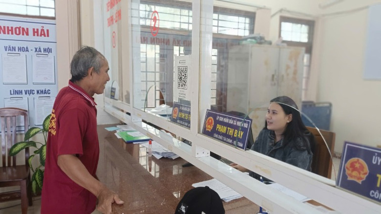 Nhân viên xã Nhơn Hải (thành phố Quy Nhơn) hướng dẫn người dân thủ tục hành chính.