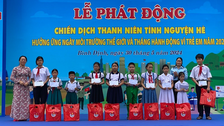 Trao học bổng và tặng quà cho các em học sinh có hoàn cảnh khó khăn.