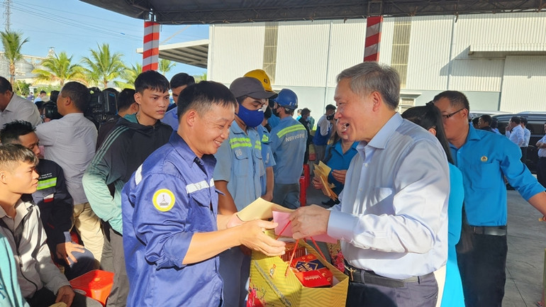 Đồng chí Nguyễn Hòa Bình trao tặng quà Tết cho đoàn viên công nhân, người lao động.