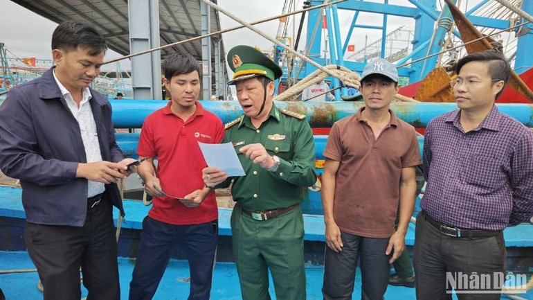 Lực lượng Bộ đội Biên phòng tỉnh thường xuyên tuyên truyền, nâng cao nhận thức cho ngư dân.