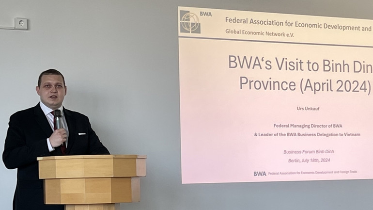 Ông Urs Unkauf, Giám đốc Hiệp hội Phát triển kinh tế và ngoại thương toàn cầu của Đức (BWA) phát biểu tại hội thảo. (Ảnh: Trung tâm Xúc tiến đầu tư Bình Định) Ông Urs Unkauf, Giám đốc Hiệp hội Phát triển kinh tế và ngoại thương toàn cầu của Đức (BWA) phát biểu tại hội thảo. (Ảnh: Trung tâm Xúc tiến đầu tư Bình Định)