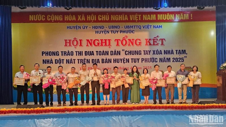 Trao tặng bằng khen cho các cá nhân có thành tích xuất sắc trong phong trào xóa nhà tạm, nhà dột nát trên địa bàn.