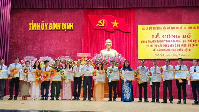 Trao tặng bằng khen những cá nhân, tập thể có thành tích xuất sắc trong công tác xóa nhà tạm, nhà dột nát. Trao tặng bằng khen những cá nhân, tập thể có thành tích xuất sắc trong công tác xóa nhà tạm, nhà dột nát.