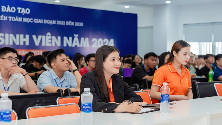 Trường hè sinh viên là dịp để các học sinh, sinh viên có dịp giao lưu, học hỏi, trao đổi thêm kiến thức mới ngành Toán học.