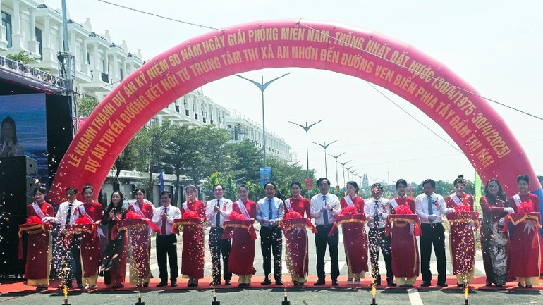 Các đại biểu cắt băng khánh thành tuyến đường. Các đại biểu cắt băng khánh thành tuyến đường.