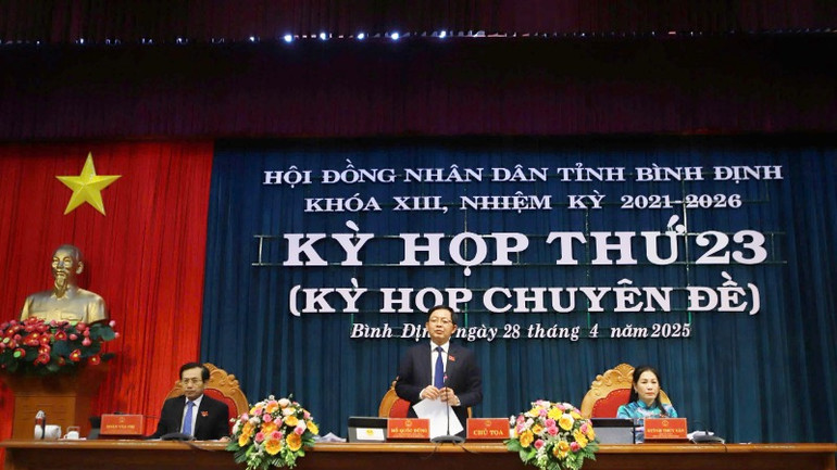 Bí thư Tỉnh ủy Hồ Quốc Dũng phát biểu tại kỳ họp.