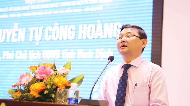 Đồng chí Nguyễn Tự Công Hoàng, Phó Chủ tịch Ủy ban nhân dân tỉnh Bình Định phát biểu tại hội nghị.