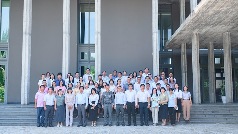 Các đại biểu chụp ảnh lưu niệm tại Trung tâm Quốc tế Khoa học và Giáo dục liên ngành (ICISE). Các đại biểu chụp ảnh lưu niệm tại Trung tâm Quốc tế Khoa học và Giáo dục liên ngành (ICISE).