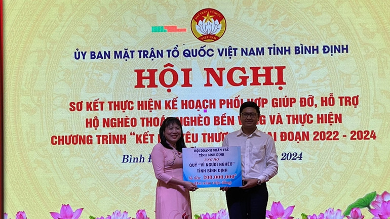 Đại diện Hội Doanh nhân trẻ trao kinh phí cho Quỹ "Vì người nghèo".