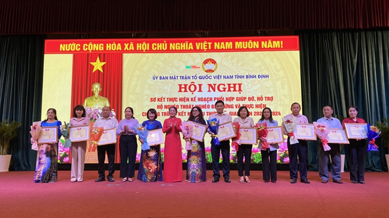 Ủy ban Mặt trận Tổ quốc Việt Nam tỉnh Bình Định trao Bằng khen cho các tập thể, cá nhân có thành tích xuất sắc trong việc thực hiện giúp đỡ, hỗ trợ hộ nghèo thoát nghèo bền vững.