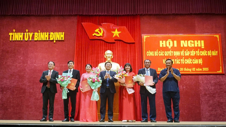 Trao Quyết định bổ nhiệm cho các đồng chí lãnh đạo mới sau sắp xếp.