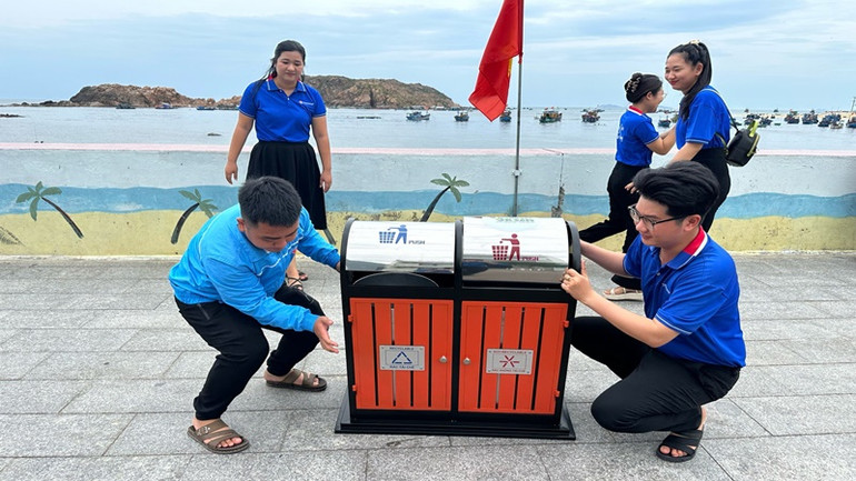 Lắp đặt các thùng rác tại xã Nhơn Hải, thành phố Quy Nhơn.