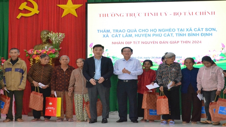 Bí thư Tỉnh ủy Hồ Quốc Dũng trao quà tặng những hộ nghèo tại hai xã Cát Sơn, Cát Lâm của huyện Phù Cát.