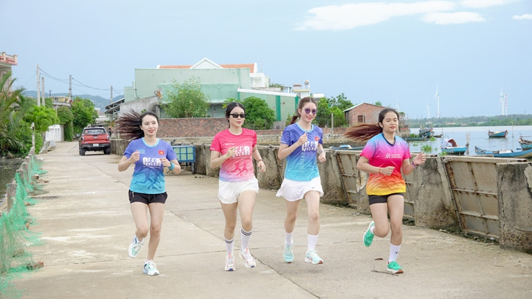 Đua sức, tranh tài.